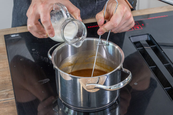 versalzene Soße mit Milch strecken