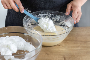 Eischnee unter Waffelteig heben