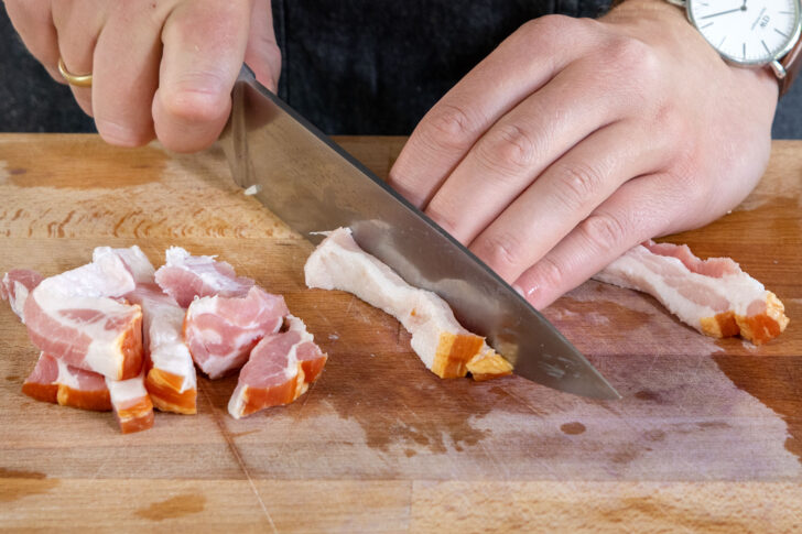 Schweinebauchspeck schneiden