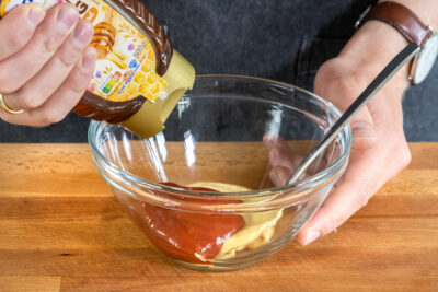 Senf, Ketchup und Honig verrühren