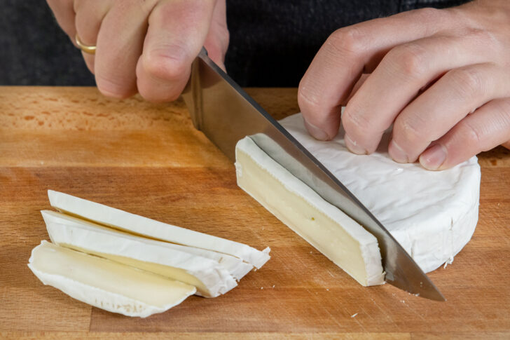 Camembert schneiden