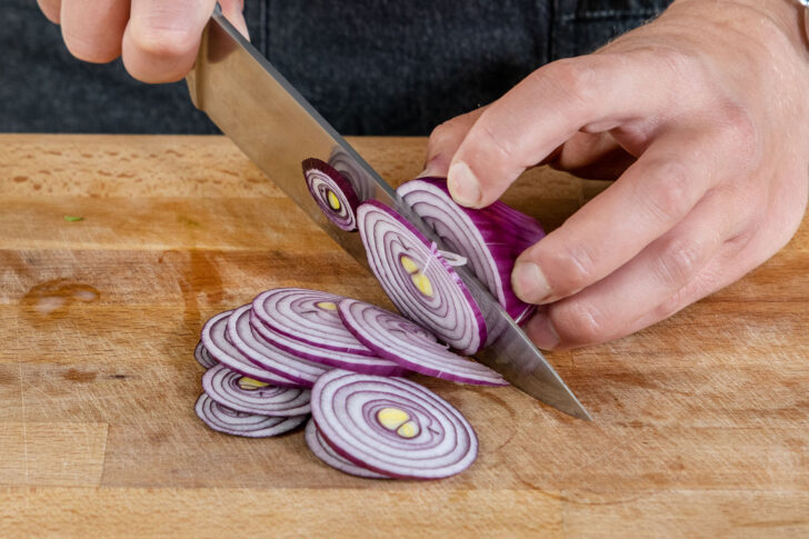 Zwiebel dünn in Scheiben schneiden