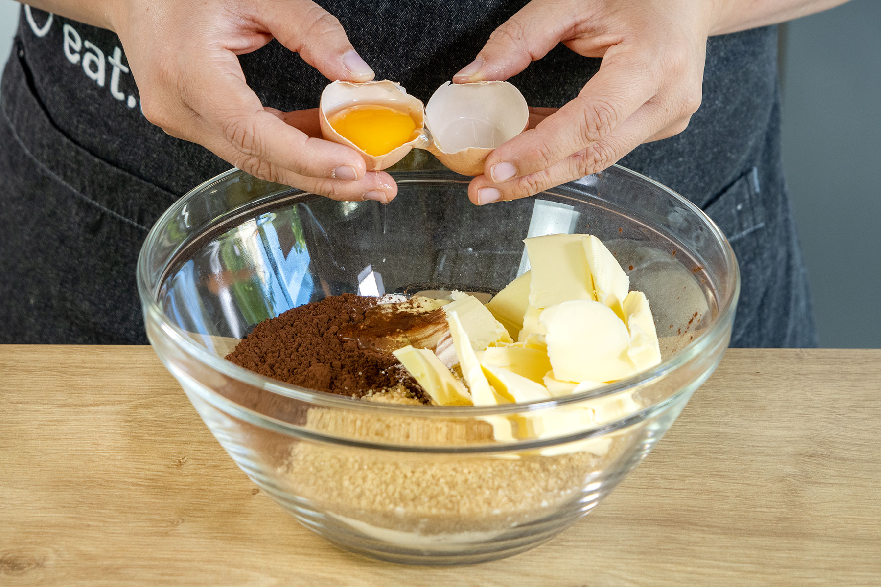Mehl, Backkakao, kalte Butter, Ei, Zucker und Vanillezucker, Salz und Wasser in eine Schüssel geben