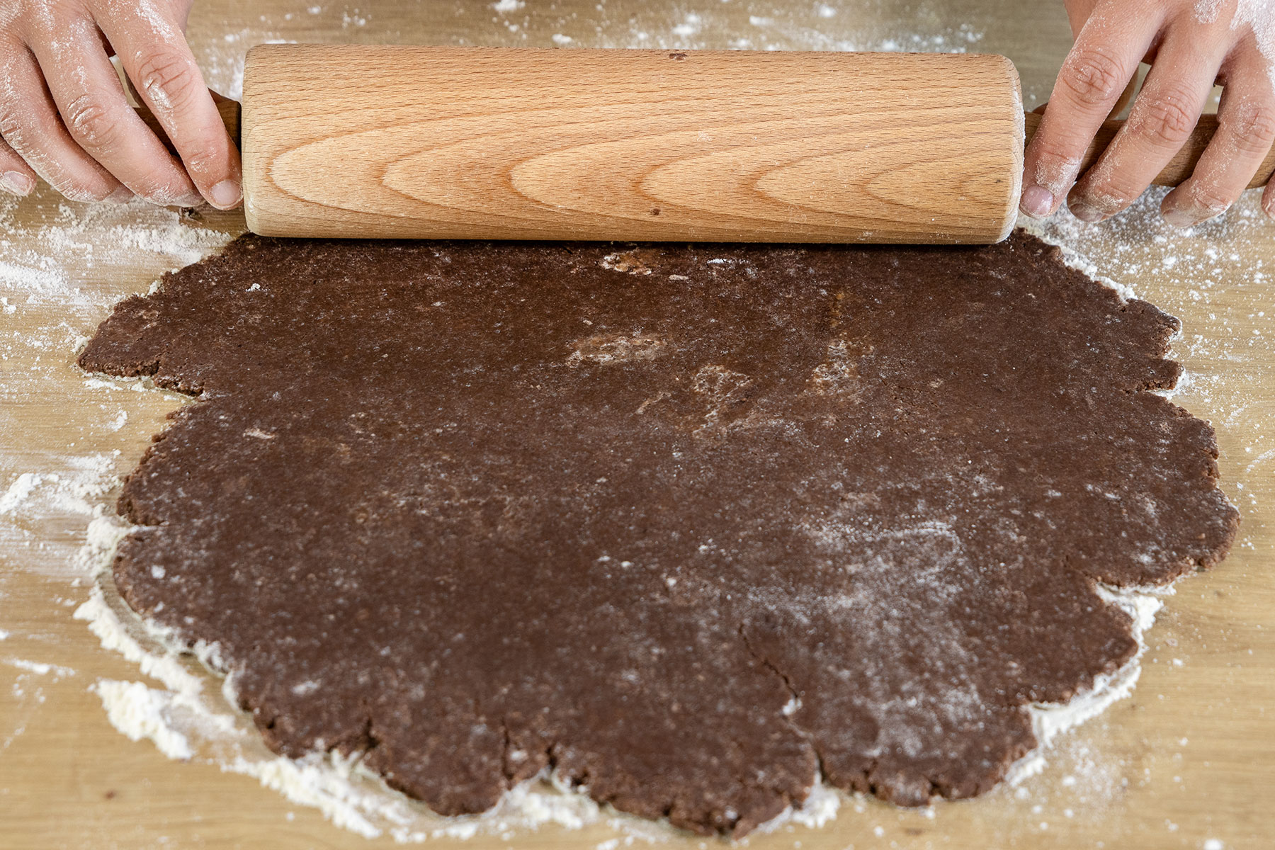 dunklen Schokomürbeteig ausrollen