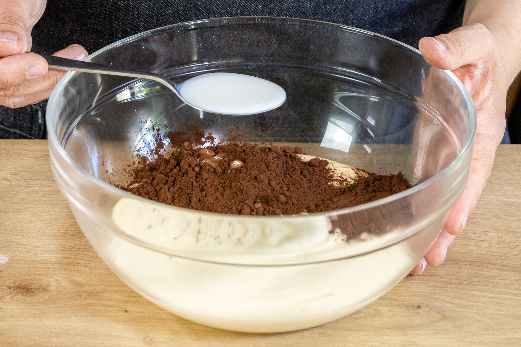 Backkakao und Milch dazugeben
