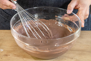 dunkle Creme verrühren