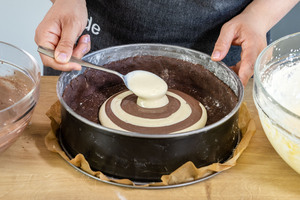 abwechselnd dunkle und helle Creme in die Mitte geben