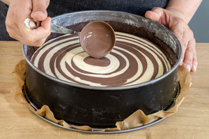 abwechselnd dunkle und helle Creme in die Mitte geben