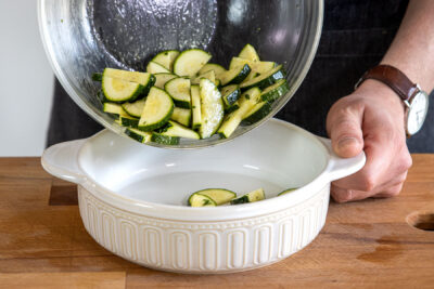 Zucchini in Auflaufform geben