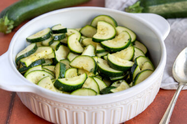 Zucchini im Ofen dünsten