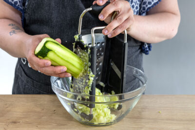 Zucchini reiben