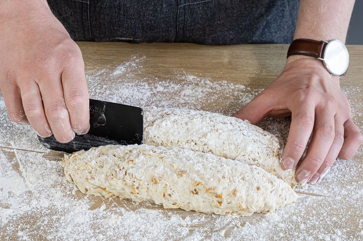 Teig in zwei Hälften teilen