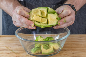 Avocado in Schüssel geben