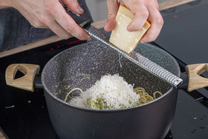 Parmesan zur 5-Minuten-Pasta reiben