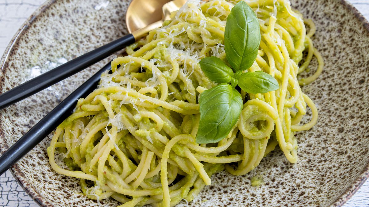 5-Minuten-Pasta mit Avocado | Rezept - eat.de