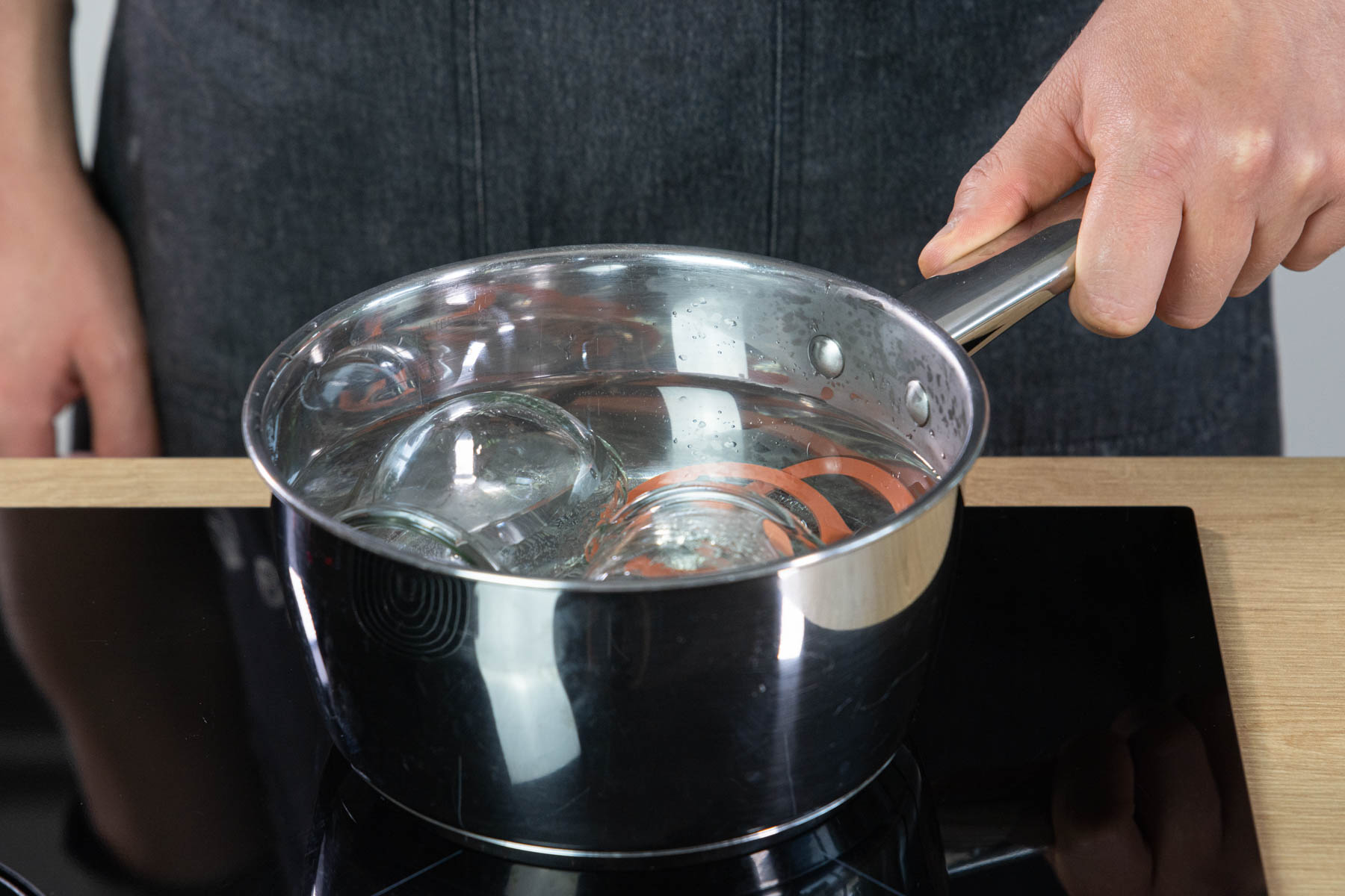 Gläser für das Aprikosenchutney abkochen