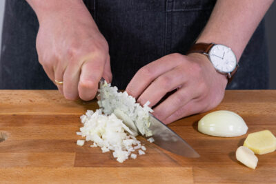Zwiebeln klein hacken
