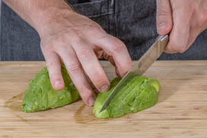 Avocado in Scheiben schneiden