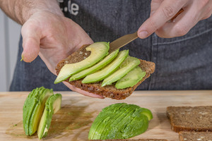 Avocado-Brot belegen