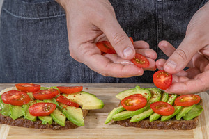 Avocado-Brot belegen