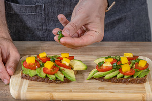 5 Minuten Avocado-Brot mit Lauch belegen