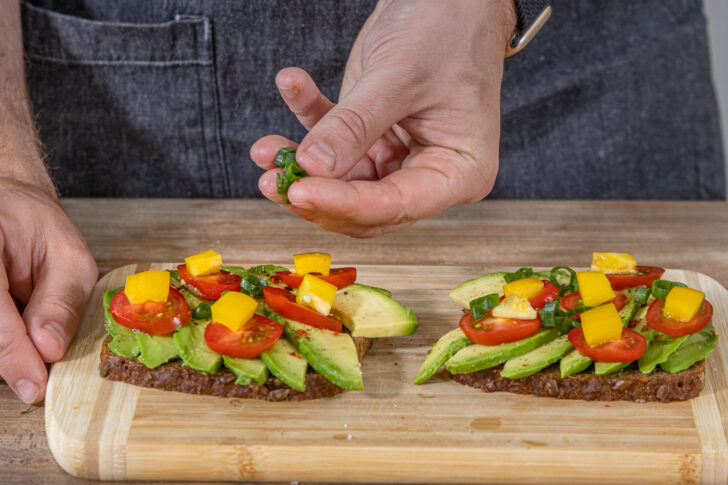 5 Minuten Avocado-Brot mit Lauch belegen