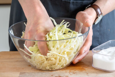 Weißkraut mit Salz kneten