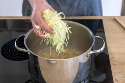 Weißkraut in Topf geben