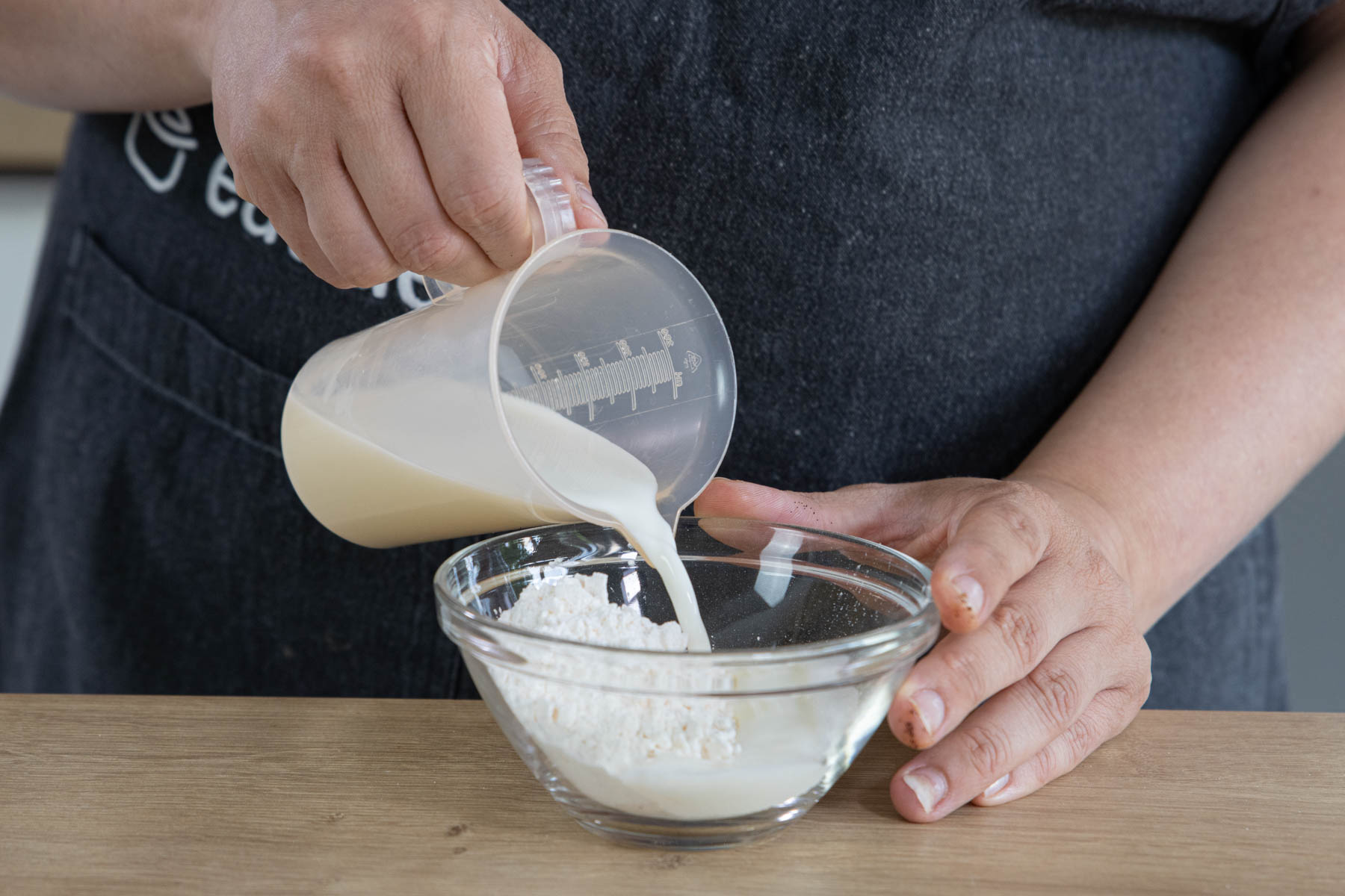 Milch mit dem Puddingpulver verrühren