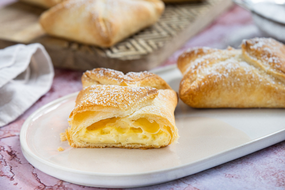 Süße Blätterteig-Teilchen mit Vanillepudding | Rezept - eat.de