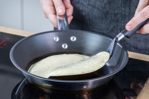 Teig in Pfanne geben