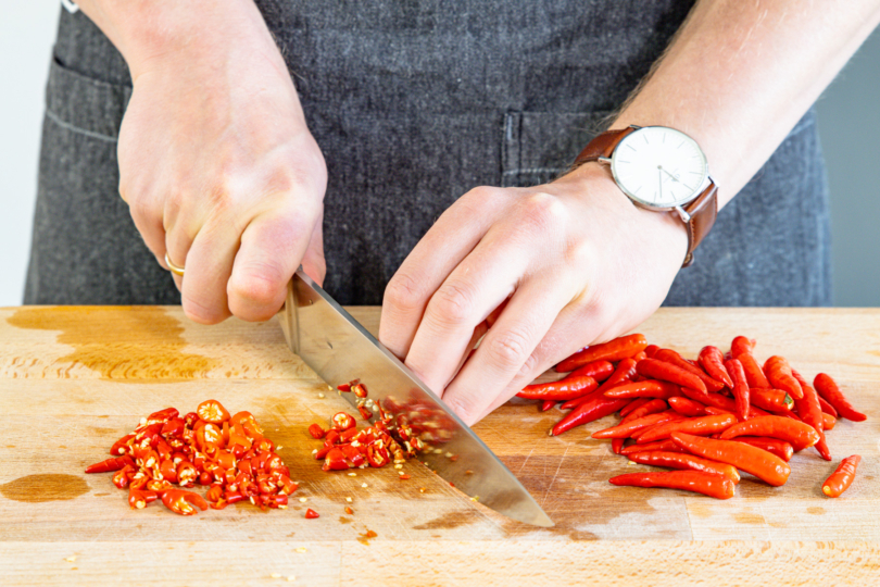Chilischoten in feine Ringe schneiden