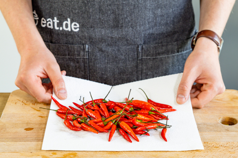 gewaschene Chilischoten gut abtrocknen
