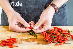 Stiele von Chilischoten entfernen