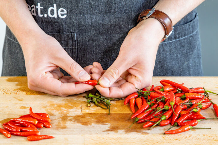 Stiele von Chilischoten entfernen