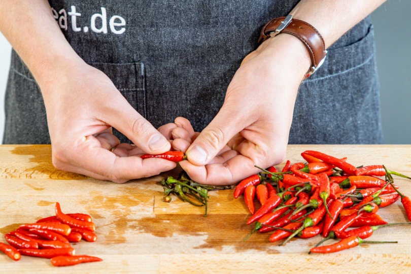 Stiele von Chilischoten entfernen