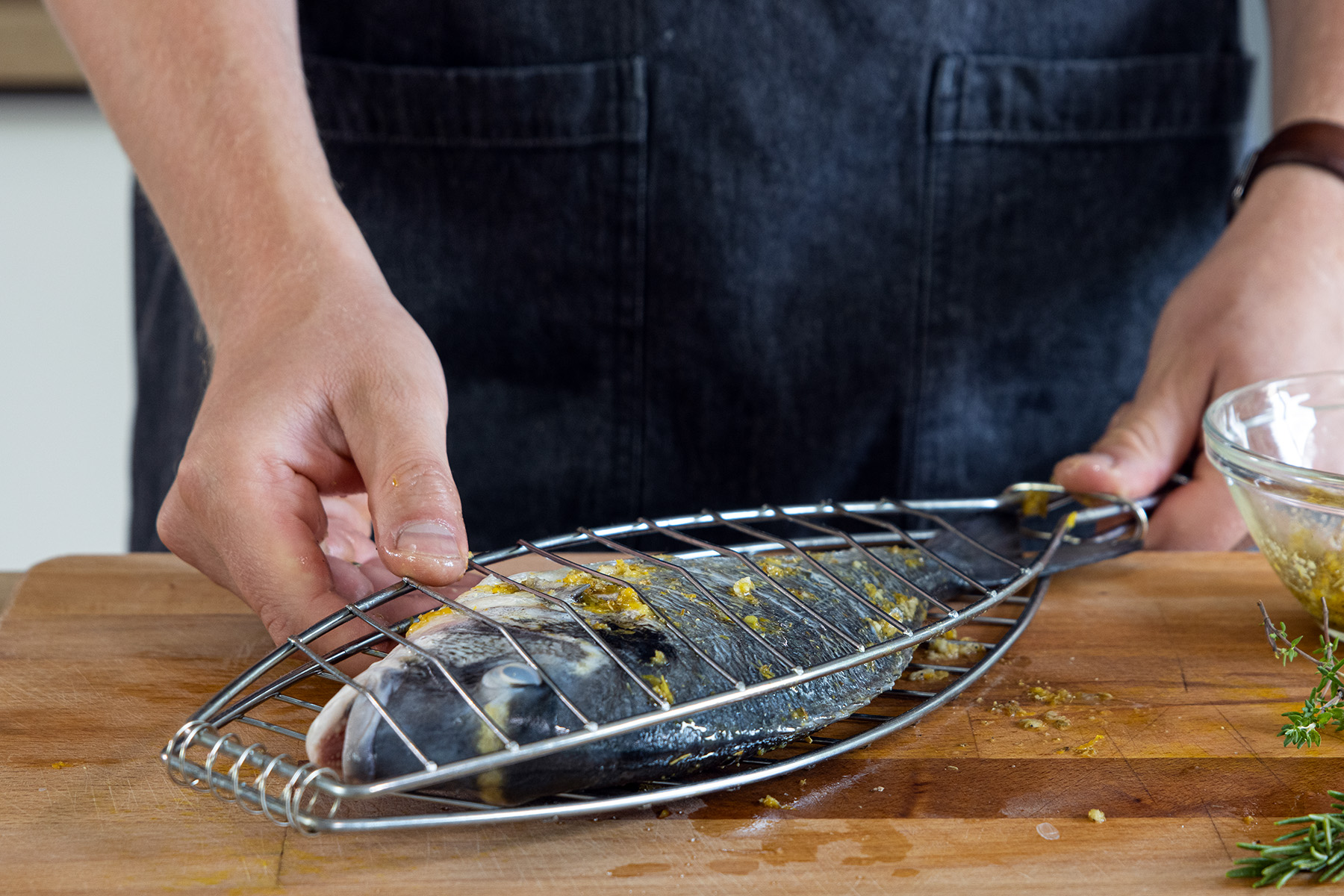 Dorade in Grillzange klemmen