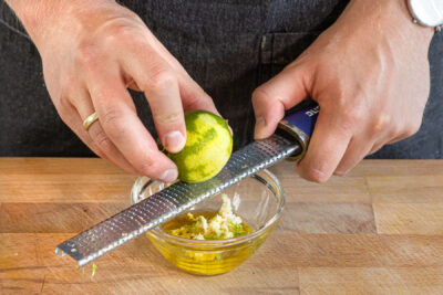 Limettenschale zum Knoblauch raspeln