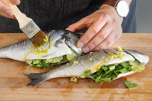 Dorade mit Marinade einstreichen
