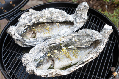 Dorade in Alufolie grillen