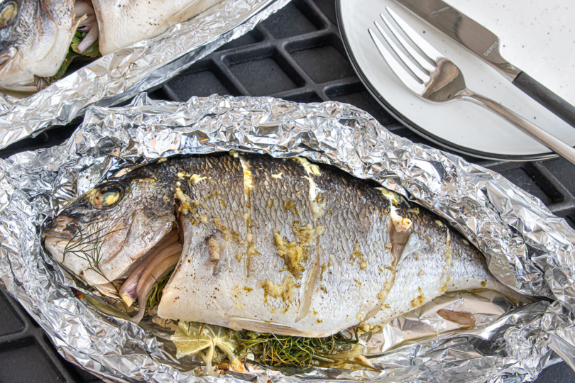 Dorade in Alufolie grillen