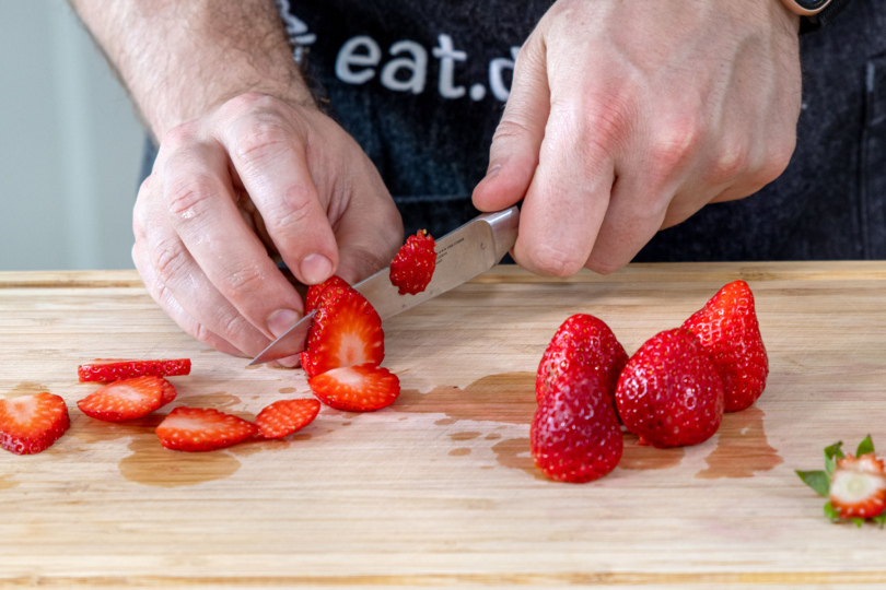 Erdbeeren in Scheiben schneiden