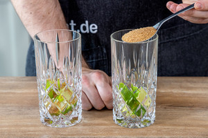 Zucker in die Gläser geben