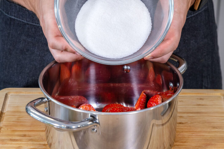 Zucker zu den Erdbeeren geben