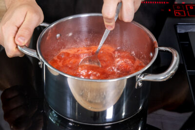 Erdbeermarmelade sprudelnd kochen