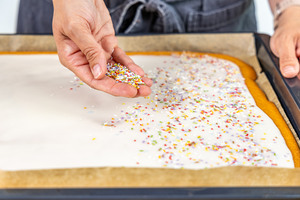 Streusel auf dem Fantakuchen verteilen