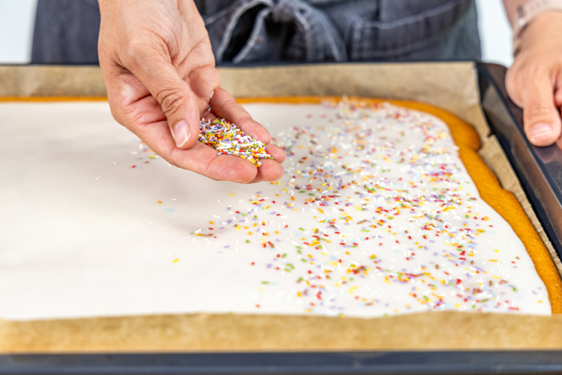 Streusel auf dem Fantakuchen verteilen