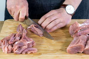 Schweinefilet in Streifen schneiden