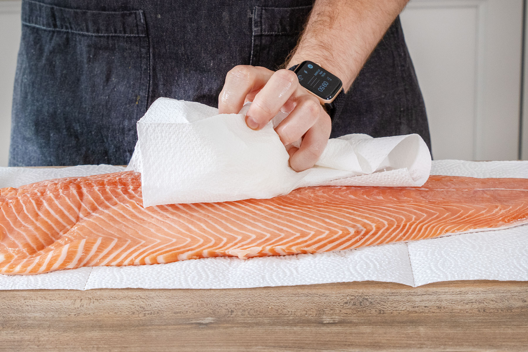 Lachs mit Küchenpapier abtupfen