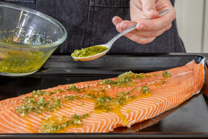 Marinade auf Fisch verteilen